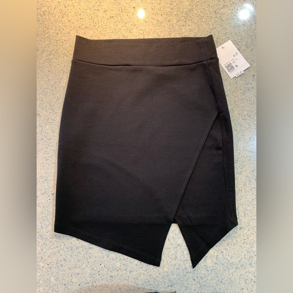 NWT Womens asymmetric black pull on skirt